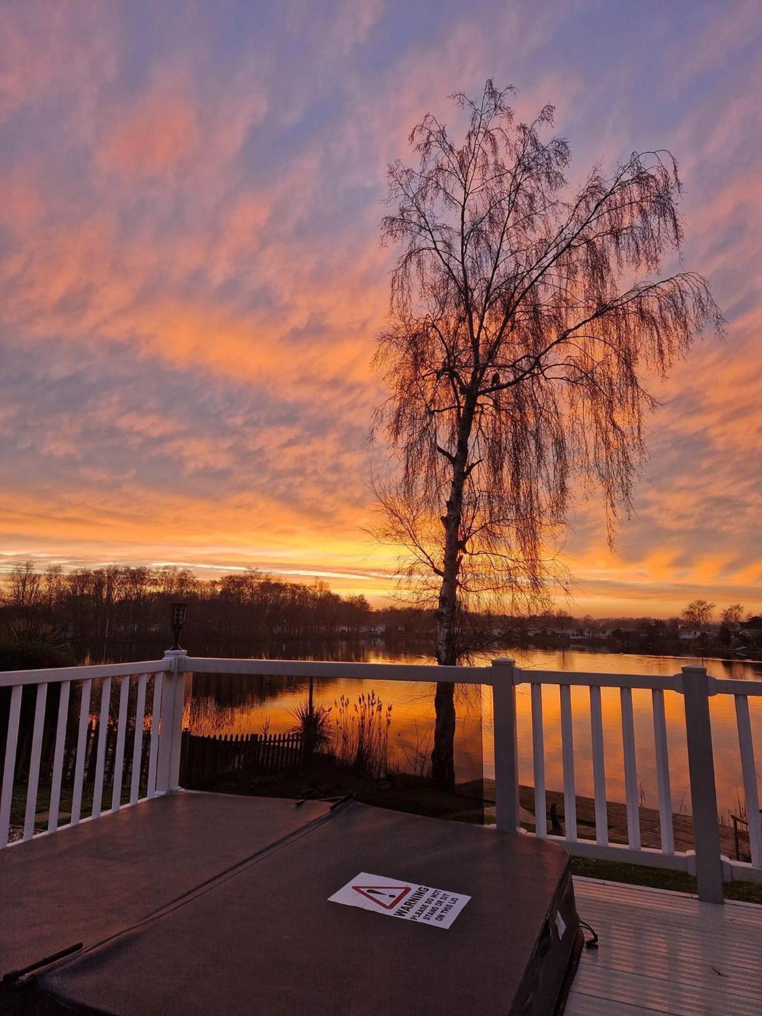 Tattershall Lakes Sunset View Caravan Lakeside, Hot Tub, Garden, Private Fishing Peg & Wifi Exterior photo