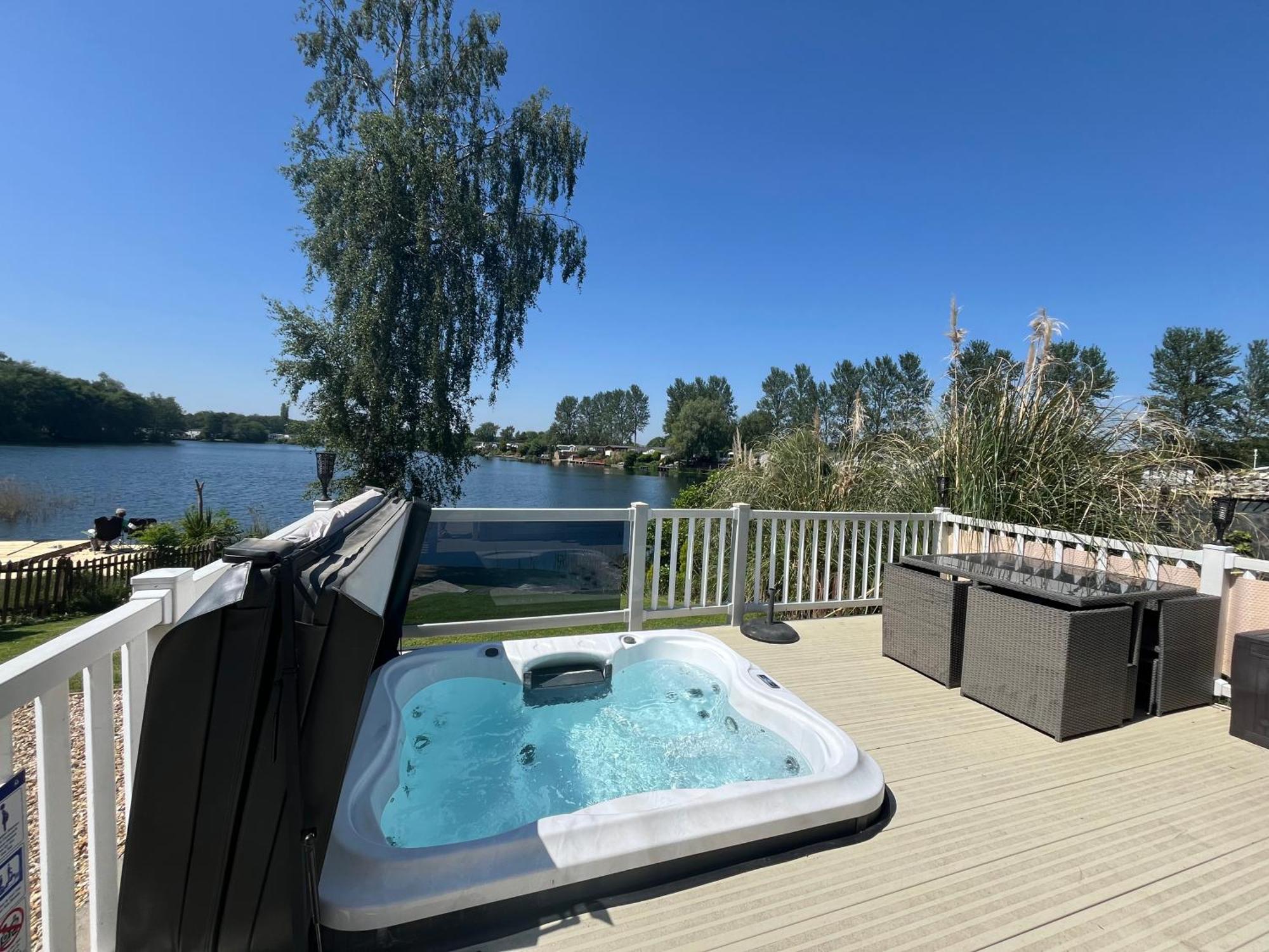 Tattershall Lakes Sunset View Caravan Lakeside, Hot Tub, Garden, Private Fishing Peg & Wifi Exterior photo